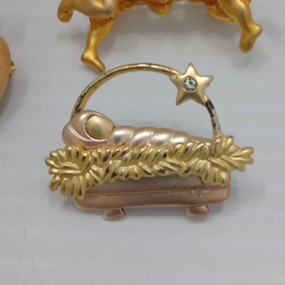 Lot 3 Vintage Gold Tone Brooches Avon Apple Angel‎ Nativity